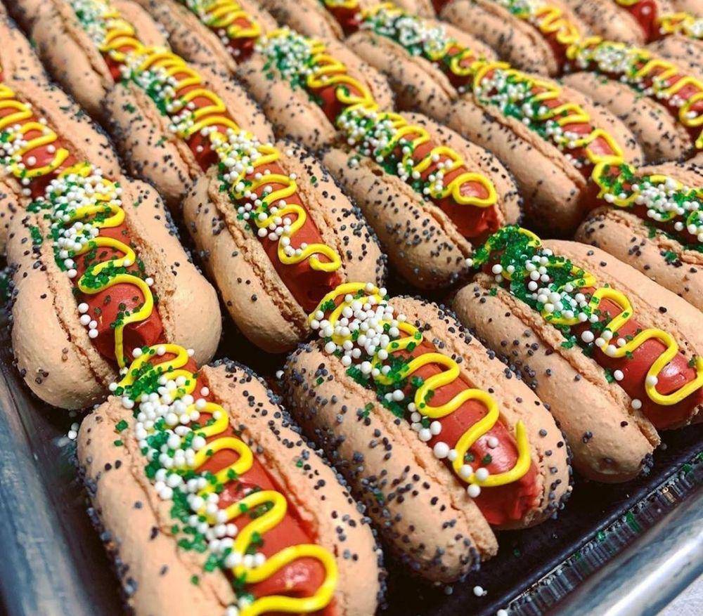 Chicago-style hot dog (instagram.com/chicagorunsonchocolate)