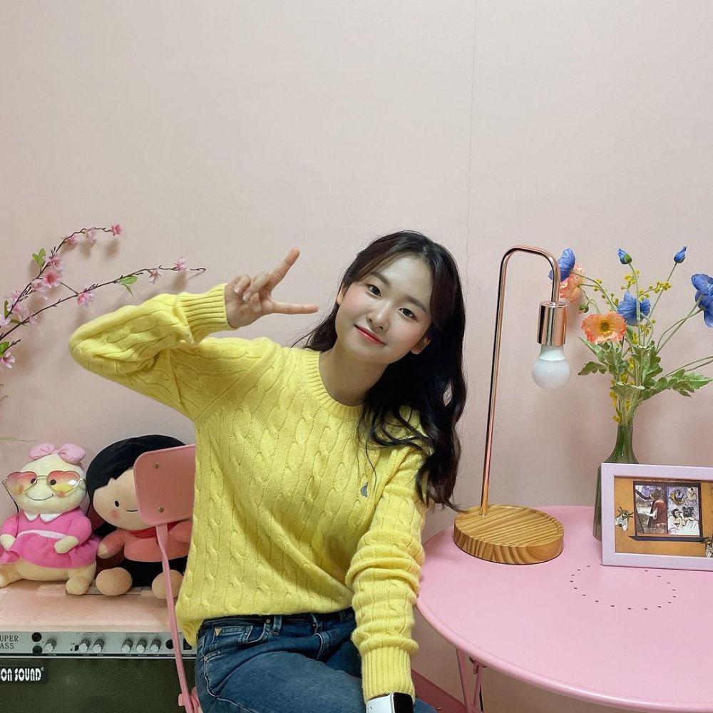 Song Yu Jin (instagram.com/lovelyyujin)
