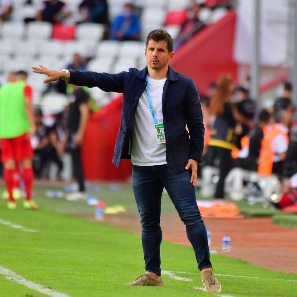 Emre Belozoglu memberi arahan pada anak asuhnya. (instagram.com/emrebelozoglu)