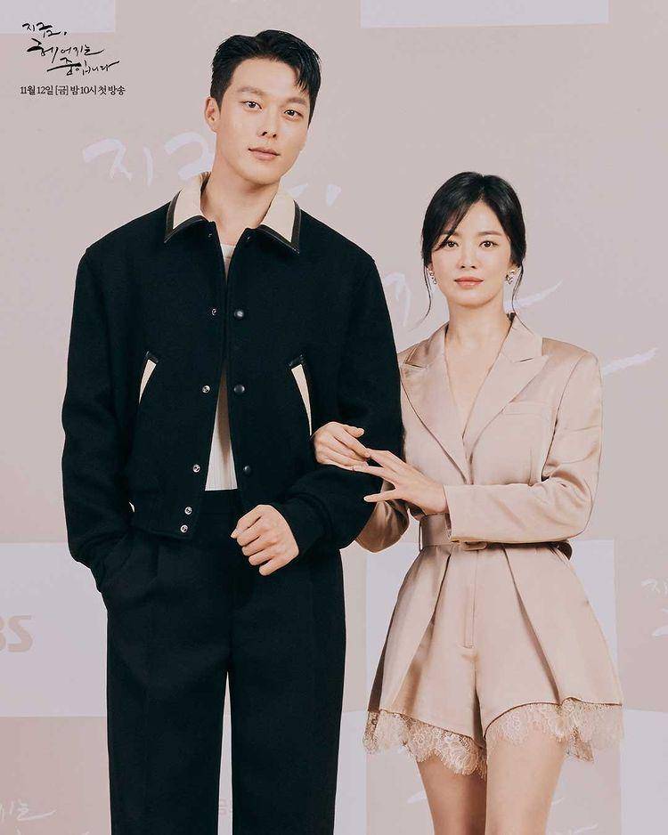 Jang Ki Yong dan Song Hye Kyo dalam konferensi pers drama "Now, We Are Breaking Up" (2021) (instagram.com/kbsdrama.official)