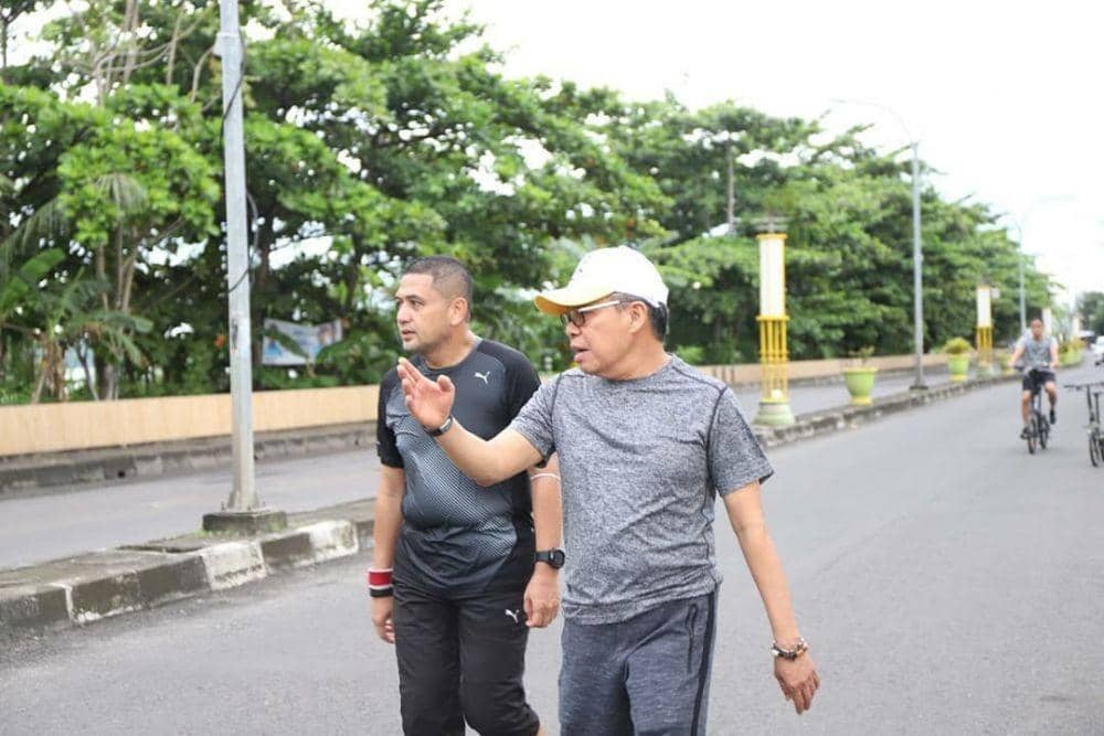 CEO PSM Makassar Munafri Arifuddin bersama Wali Kota Parepare Taufan Pawe saat meninjau progres revitalisasi Lapangan Andi Makkasau, Minggu 14 November 2021. (Dok. Humas Pemkot Parepare)