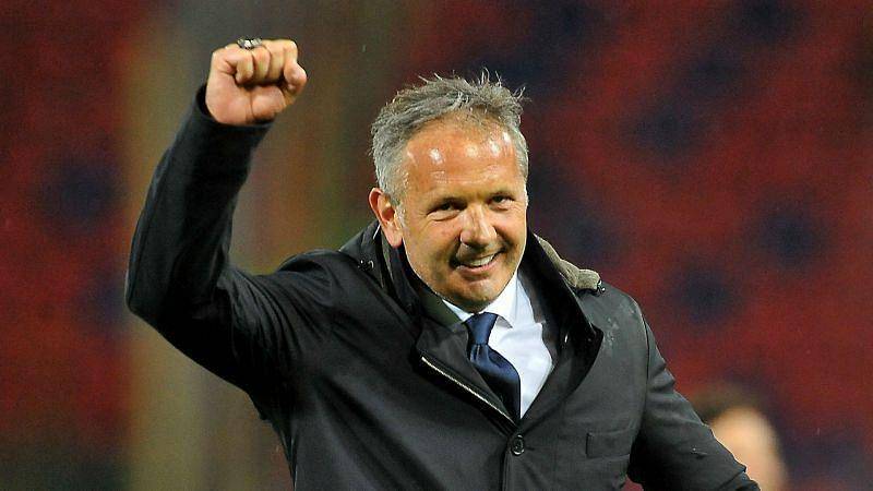 Sinisa Mihajlovic merayakan kemenangan timnya. (sportskeeda.com)