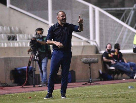 Dejan Stankovic memberi arahan pada anak asuhnya. (crvenazvezdafk.com)