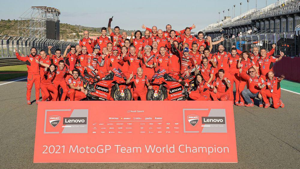 Bagnaia dan Miller berfoto bersama kru Ducati Lenovo Team. (twitter.com/NetApp)