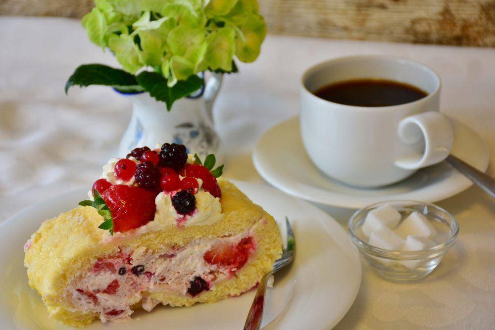 ilustrasi strawberry japanese cake roll (pixabay.com/RitaE)