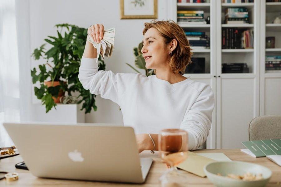 [QUIZ] Duit Ludes Baru Tengah Bulan? Kami Tahu Kamu Lagi Self-Reward atau Impulsive Buying