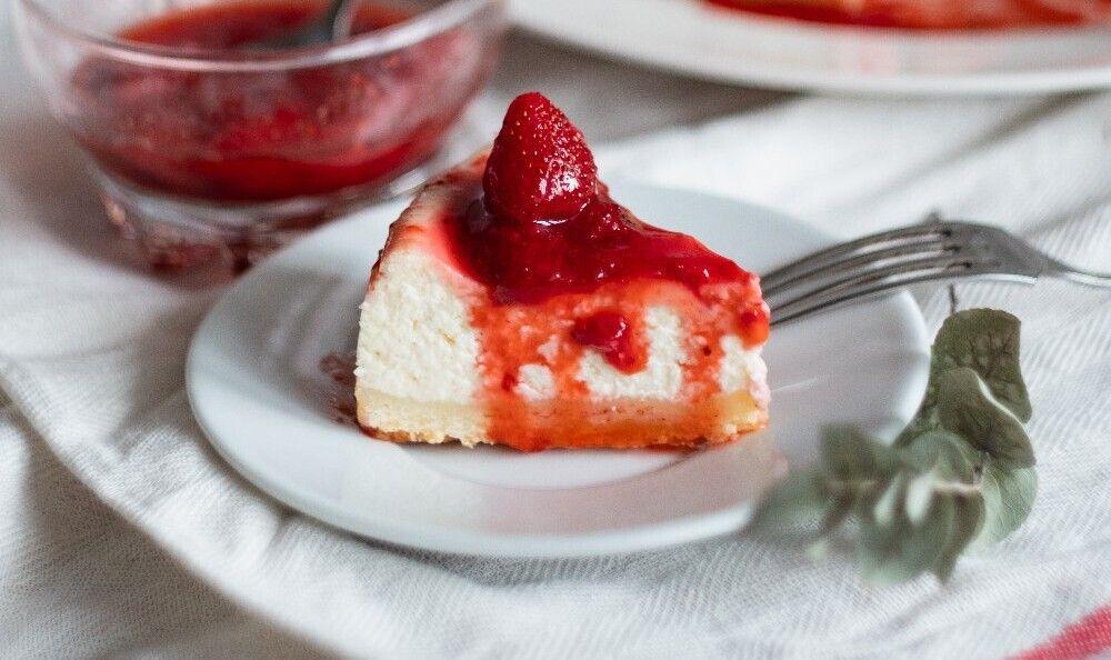 ilustrasi strawberry japanese cotton cheesecake (unsplash.com/Dilyara Garifullina)