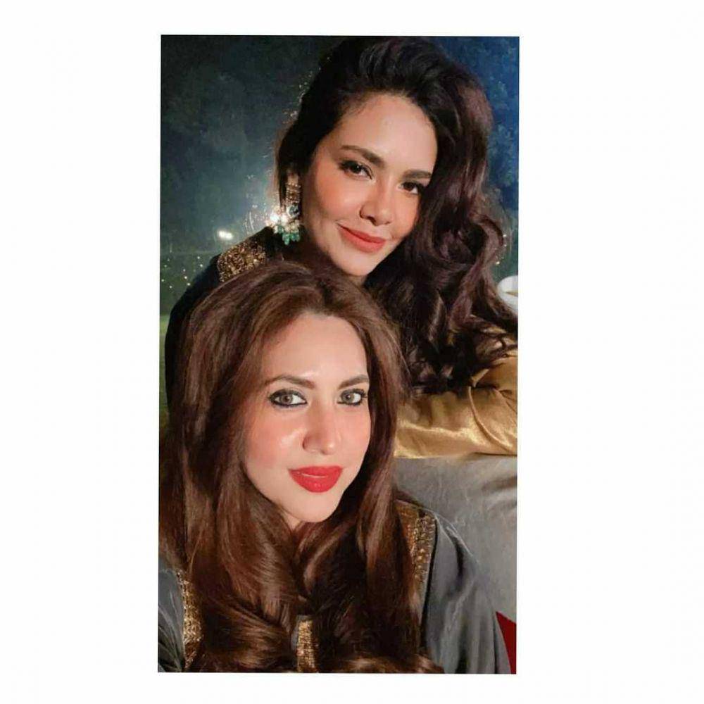 Esha Gupta dan saudaranya (instagram.com/hautenehagupta)