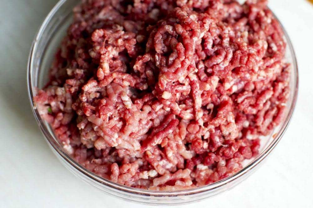 Ilustrasi mencampur daging cincang (eater.com)