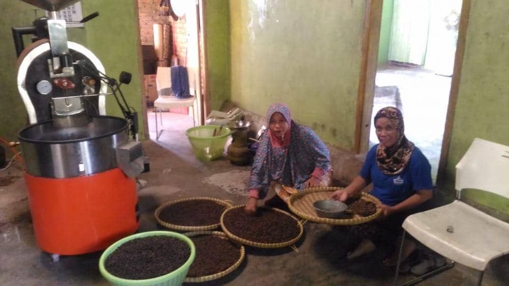 Warga Pekon Teba Tanggamus melakukan produksi kopi (IDN Times/Istimewa)