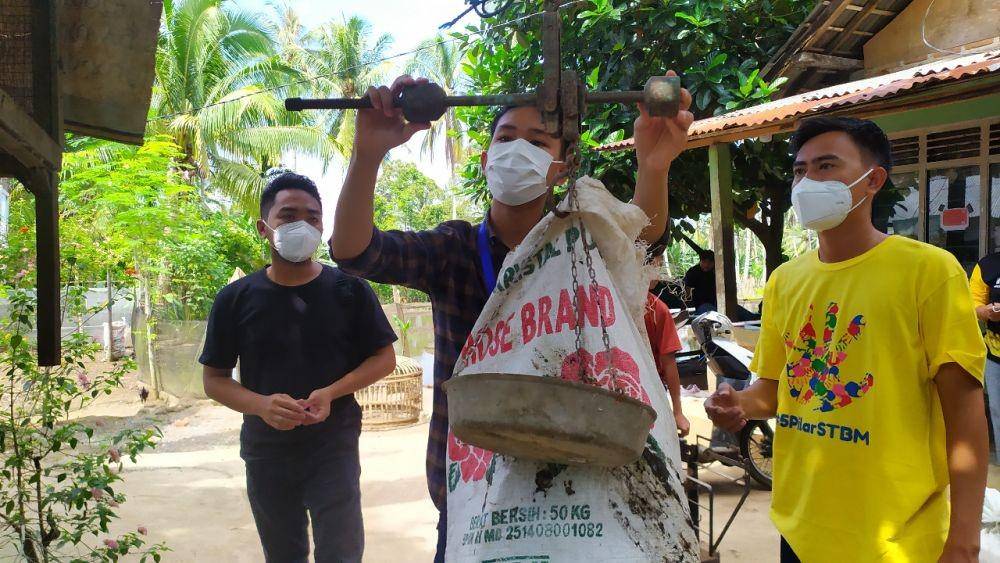 Proses penimbangan sampah di Bank Sampah Pekon Teba Tanggamus (IDN Times Istimewa)