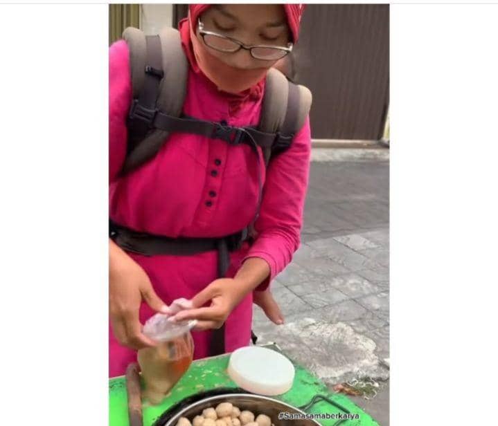 Ibu penjual bakso gendong anak/@anthonysudarsono