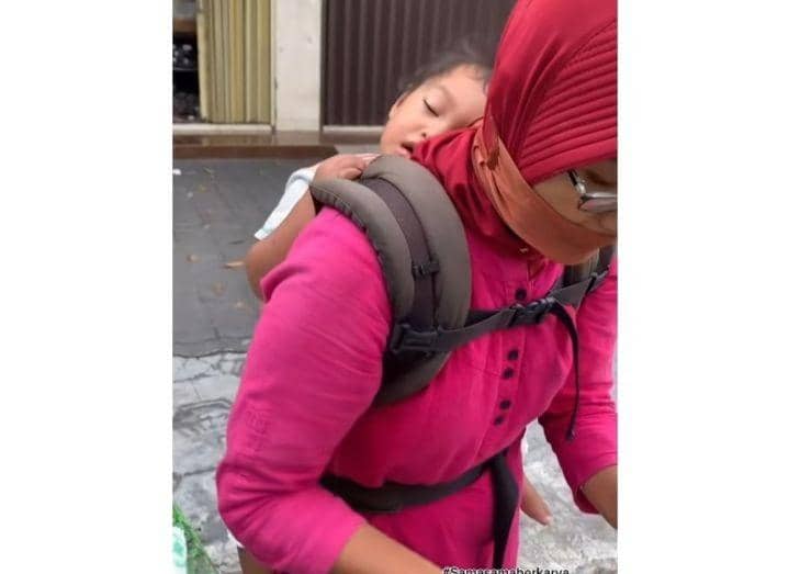 Haru, Ibu Gendong Anak sambil Jualan Bakso Keliling Sejauh 30 Km