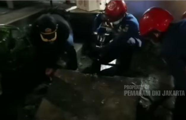 Petugas Damkar Evakuasi Headset Masuk Gorong-gorong, Warganet 'Ngegas'