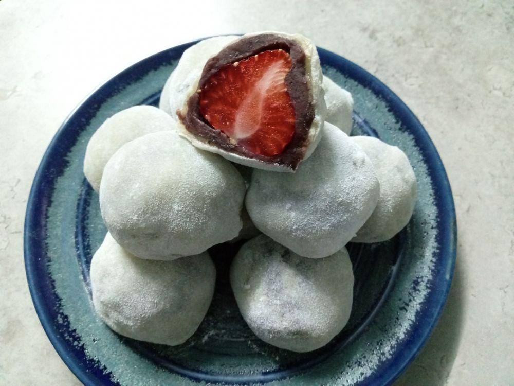 ilustrasi makanan jepang dengan stroberi (pixabay.com/Khemanun Rugyooprasert)
