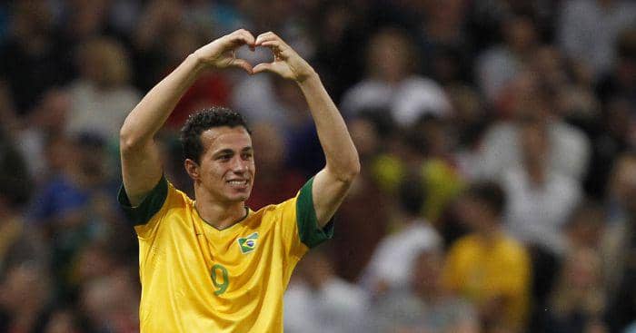 Leandro Damiao tampil membela Timnas Brasil. (planetfootball.com)