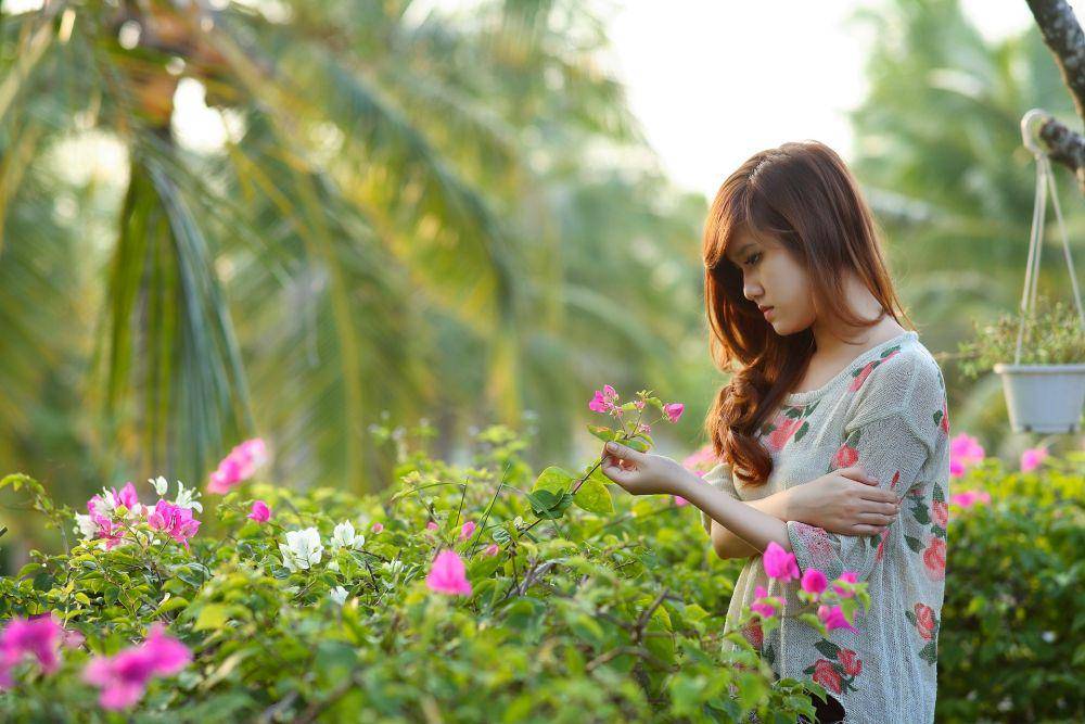 ilustrasi perempuan sendirian di taman (pexels.com/Pixabay)
