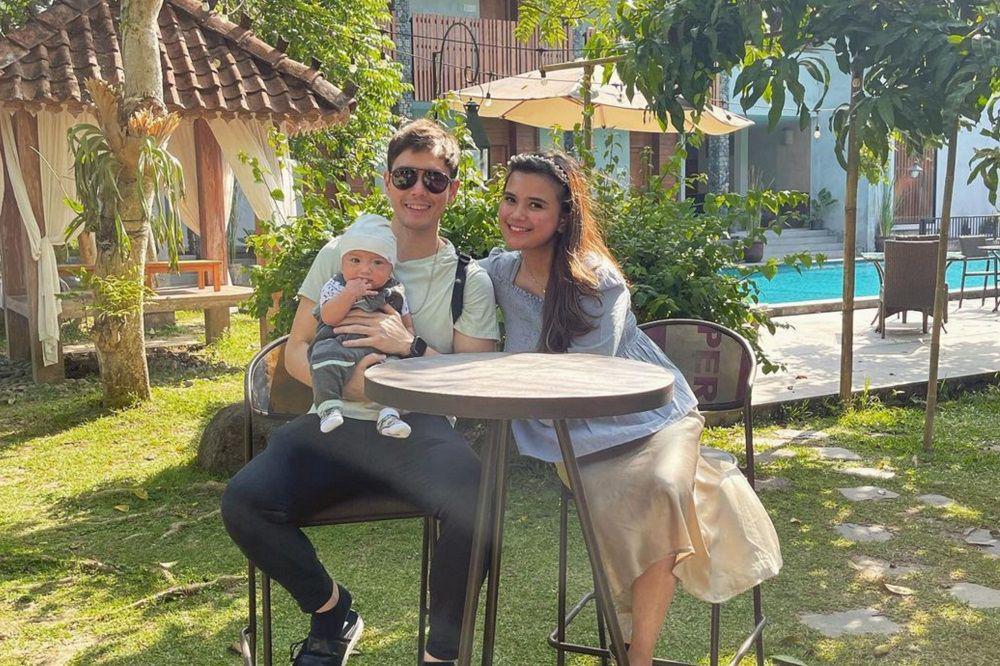 10 Potret Hangat Anthony Xie dan Keluarga Kecil, Family Man Banget!
