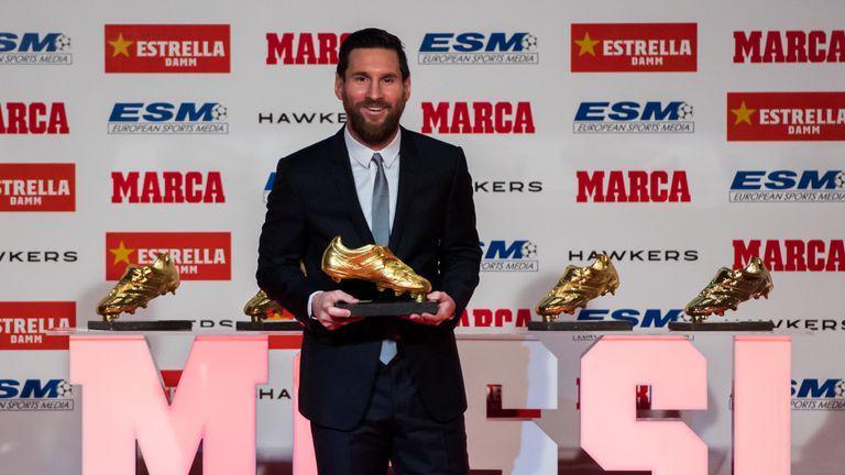 Lionel Messi ketika meraih sepatu emas Eropa pada musim 2018/2019 (skysports.com)