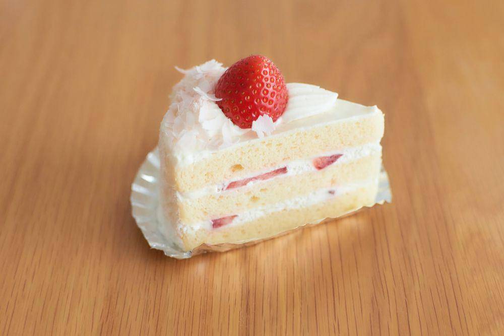 ilustrasi japanese strawberry cake (unsplash.com/Takuya Nagaoka)