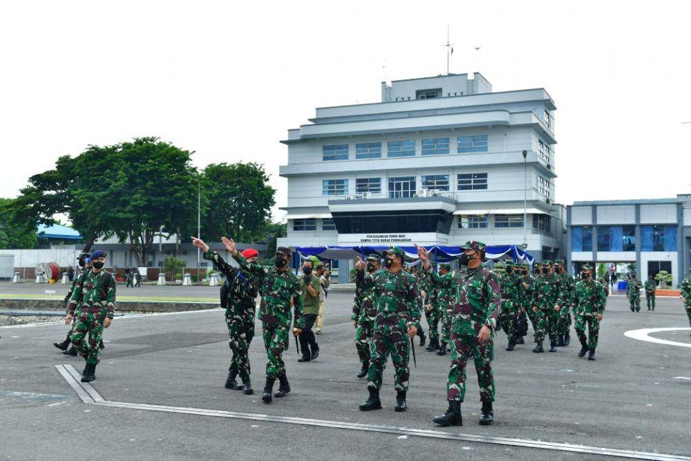 Panglima TNI Marsekal Hadi Tjahjanto (kedua dari kanan) ketika diajak meninjau markas Komando Armada II di Jawa Timur (Dokumentasi TNI AL)
