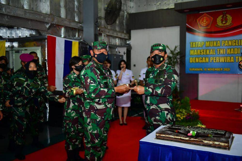 Kepala Staf TNI Angkatan Laut (KSAL) Laksamana Yudo Margono memberikan kue ulang tahun kepada Panglima TNI (Dokumentasi TNI AL)