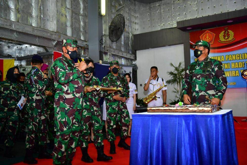 Kepala Staf TNI Angkatan Laut (KSAL) Laksamana Yudo Margono memberikan kue ulang tahun kepada Panglima TNI (Dokumentasi TNI AL)