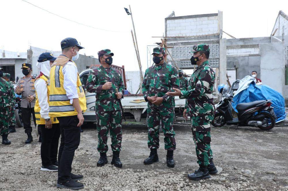 Panglima TNI Serahkan Kunci Rumah Ahli Waris Kru KRI Nanggala 402