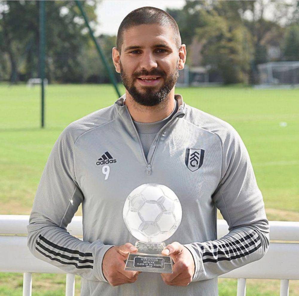 Aleksandar Mitrovic dengan trofi Fulham Player of the Season (instagram.com/aleksandar_mitrovic_45)