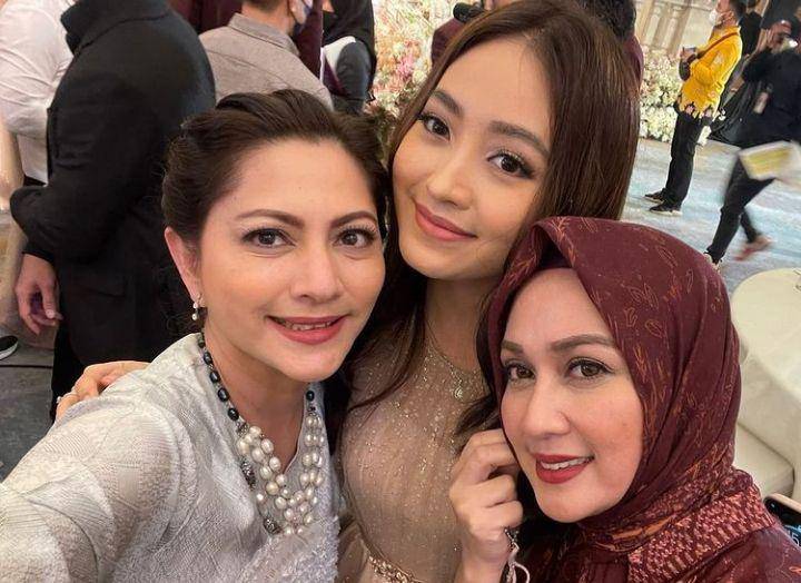 Cut Keke dan Dina Lorenza (instagram.com/dinalorenza1975)