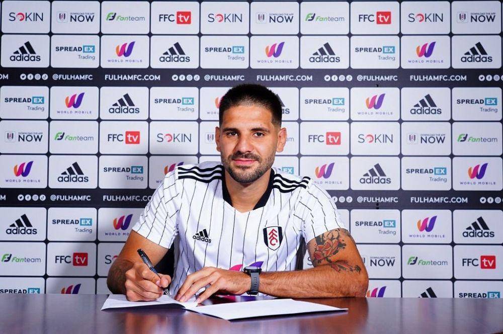 Potret Aleksandar Mitrovic saat perpanjang kontrak (instagram.com/aleksandar_mitrovic_45)