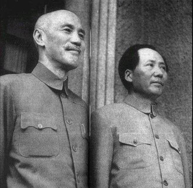 Chiang Kai-Shek, pemimpin Kuomintang dan Mao Zedong, pemimpin PKC. (Wikipedia.org/傑克 威克爾斯)