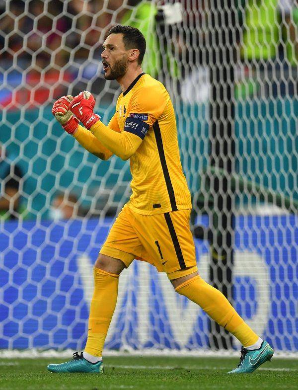 Kiper timnas Prancis, Hugo Lloris, mengepal tangan di bawah mistar gawang. (twitter.com/FrenchTeam)