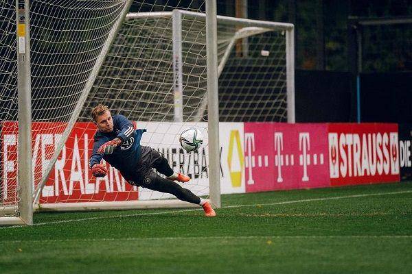 Bernd Leno, kiper timnas Jerman, hendak menepis bola yang mengarah ke gawangnya. (twitter.com/Bernd_Leno)