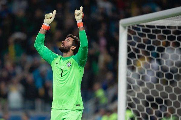 Kiper timnas Brasil, Alisson Becker, melakukan selebrasi menunjuk ke langit. (Twitter.com/WHO)