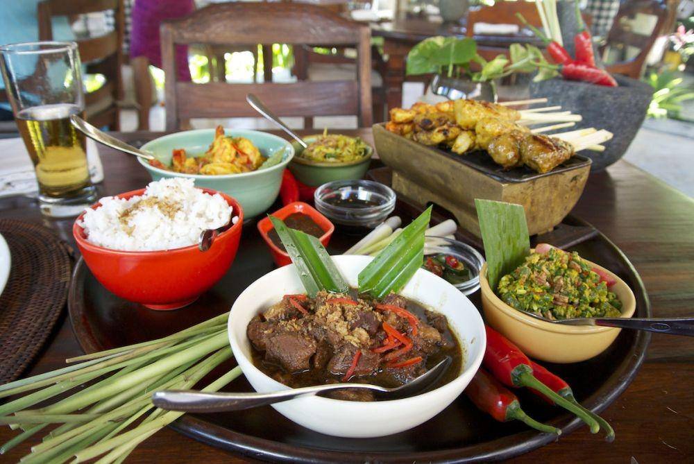 makanan khas Bali (almostlanding-bali.com)