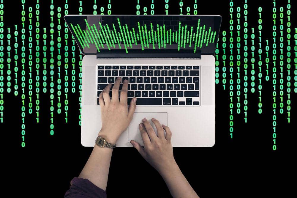 ilustrasi seseorang sedang mengisi data diri (pixabay.com/geralt)