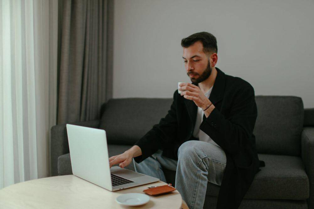 ilustrasi bekerja dari rumah (pexels.com/cup of couple)