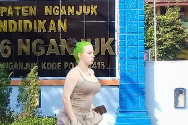 10 Foto Editan Kocak Seolah Billie Eilish Orang Nganjuk, Iseng Banget