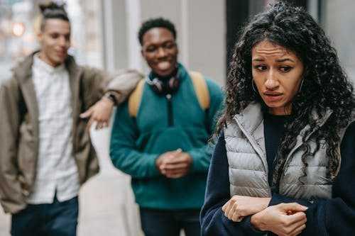 5 Tips yang Harus Kamu Lakukan Ketika di-Catcalling