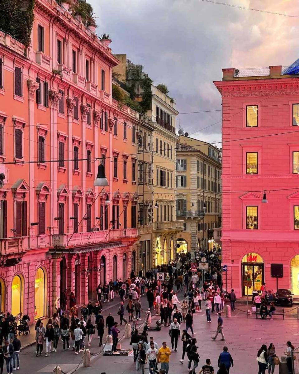 Via del Corso (instagram.com/raptusandrose)