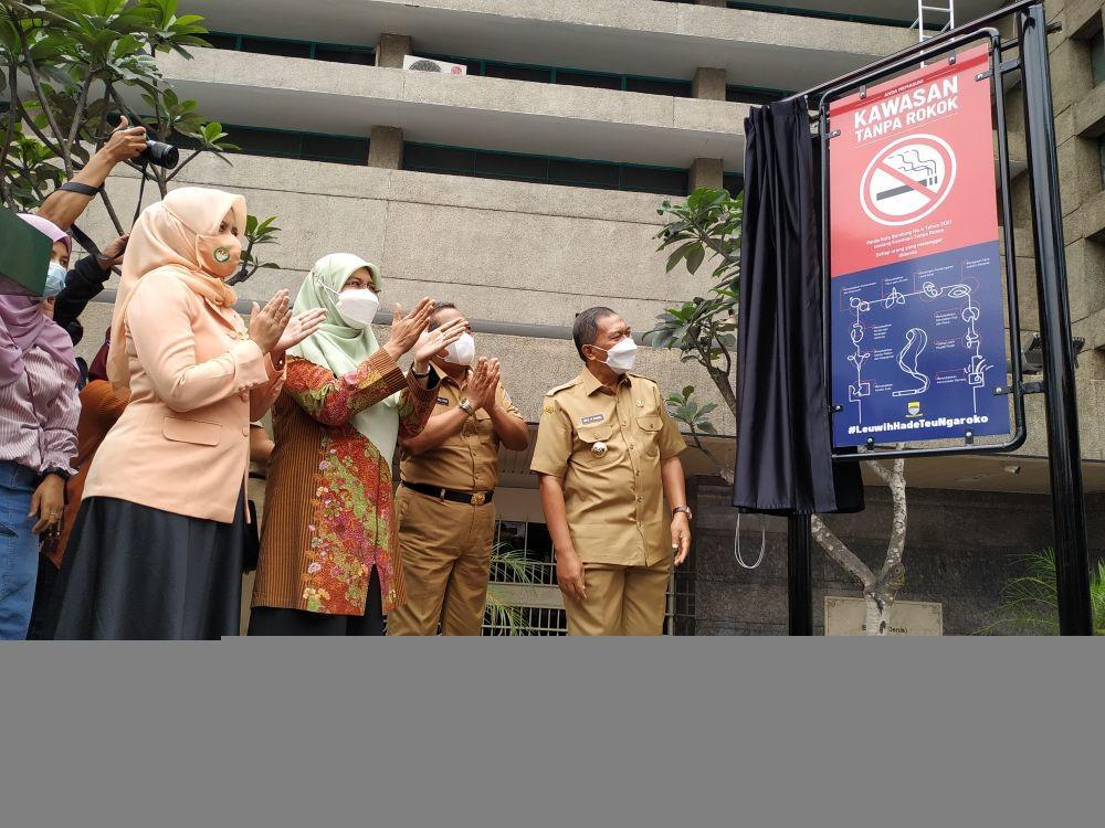 Hati-Hati, Merokok Sembarangan di Kota Bandung Didenda Rp500 Ribu!