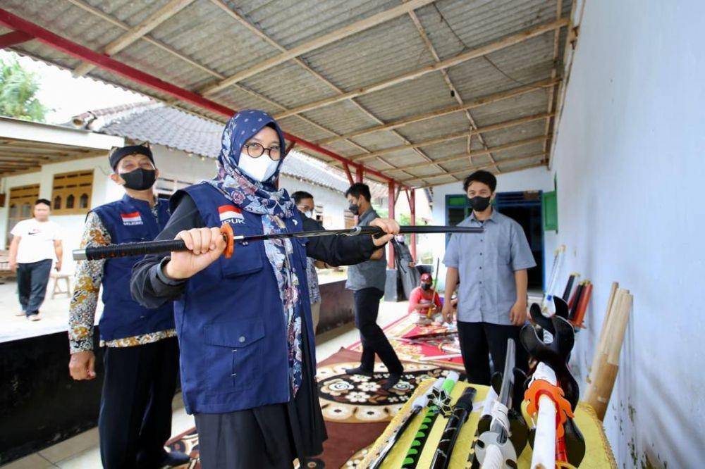 Pemuda Banyuwangi sukses bikin replika samurai. IDN Times/Istimewa