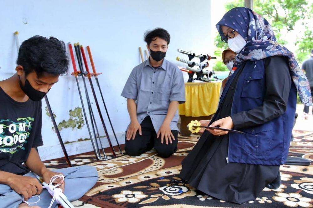 Pemuda Banyuwangi sukses bikin replika samurai. IDN Times/Istimewa