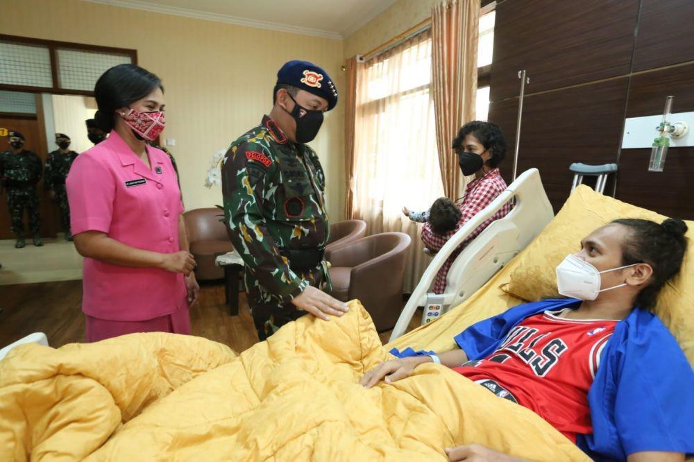 Cerita Kapolri Jenguk Anggota Satgas Nemangkawi Korban Tembak KKB