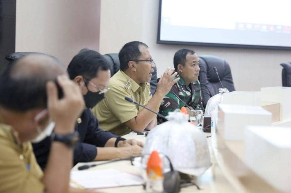 Pemkot Makassar Gandeng TNI Datangi Rumah Warga yang Belum Divaksinasi
