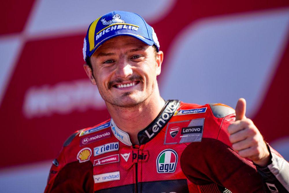 Jack Miller acungkan jempol seusai balapan GP Valencia. (motogp.com)