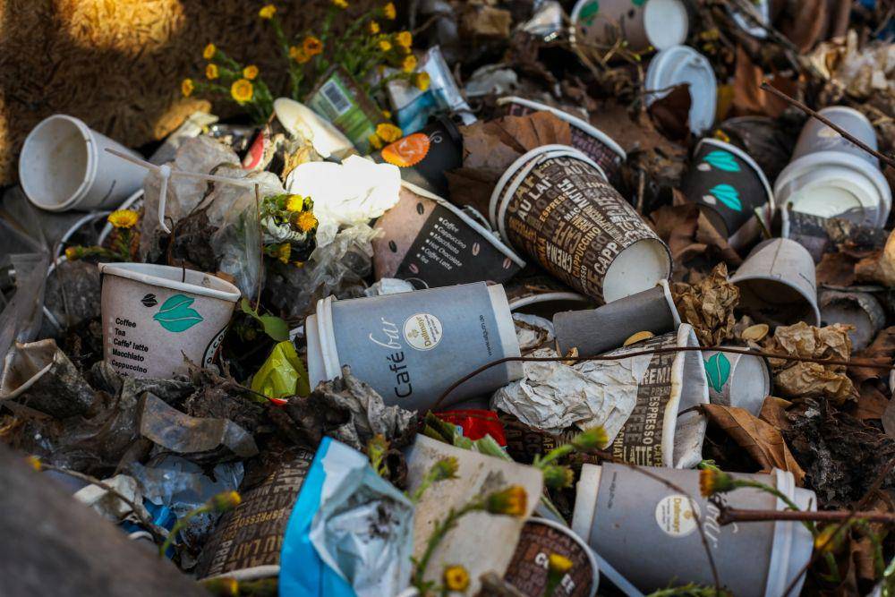 ilustrasi sampah yang berserakan (unsplash.com/Jasmin Sessler)