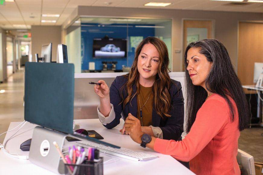 potret dua orang wanita yang berada di depan laptop (unsplash.com/LinkedIn Sales Solutions)
