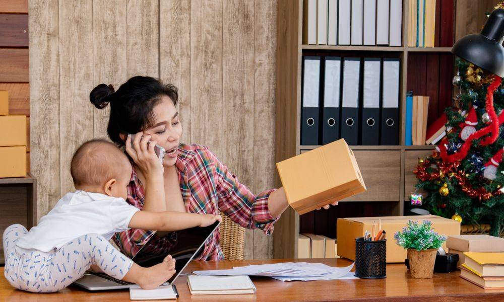 Ilustrasi Mama beli barang dari online shop (Shutterstock/Simplylove)